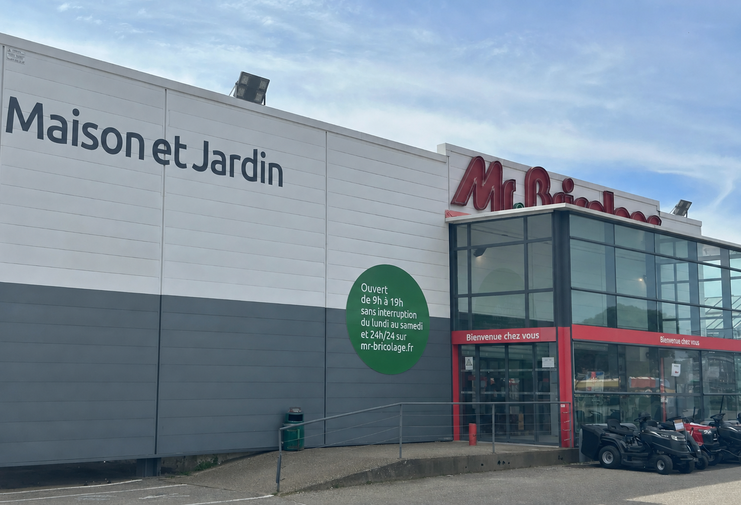 Façade MB panneau nouveaux horaires.jpg